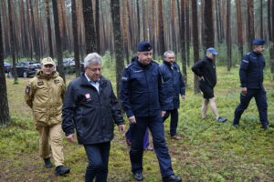 10.07.2025. Nadleśnictwo Mokra. Kontrola obozu harcerskiego przez wojewodę i służby / Fot. Adrian Karwat – Radio Kielce