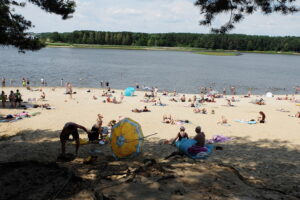 Tłumy nad zalewem w Cedzynie - Radio Kielce