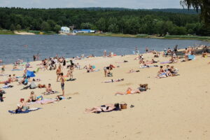 Tłumy nad zalewem w Cedzynie - Radio Kielce