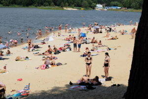 Tłumy nad zalewem w Cedzynie