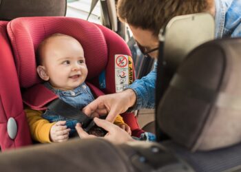 Bezpieczna podróż dzieckiem - wszystko o fotelikach samochodowych