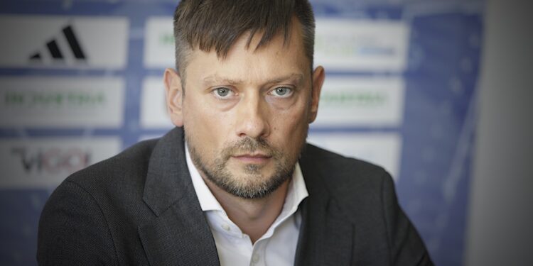 14.07.2025. Kielce. Konferencja prasowa w Hali Legionów. Na zdjęciu: Paweł Papaj, p.o. prezesa KS Iskra Kielce / Fot. Jarosław Kubalski - Radio Kielce