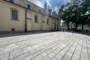 16.07.2025. Kielce. Prace wokół bazyliki katedralnej / Fot. Jarosław Kubalski - Radio Kielce