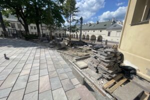 16.07.2025. Kielce. Prace wokół bazyliki katedralnej / Fot. Jarosław Kubalski - Radio Kielce