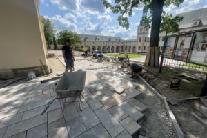 16.07.2025. Kielce. Prace wokół bazyliki katedralnej / Fot. Jarosław Kubalski - Radio Kielce