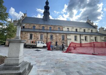 Otoczenie kieleckiej katedry pięknieje
