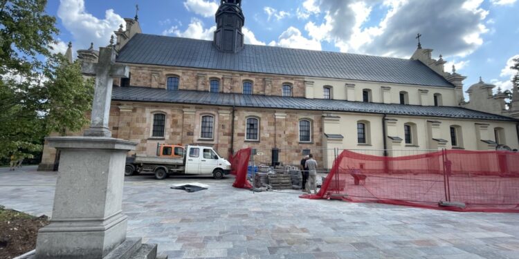 Otoczenie kieleckiej katedry pięknieje