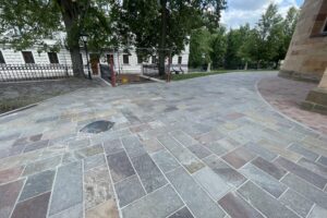 16.07.2025. Kielce. Prace wokół bazyliki katedralnej / Fot. Jarosław Kubalski - Radio Kielce