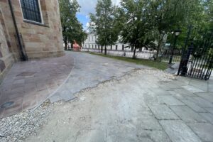 16.07.2025. Kielce. Prace wokół bazyliki katedralnej / Fot. Jarosław Kubalski - Radio Kielce