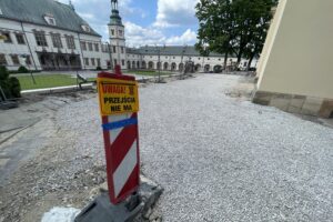 16.07.2025. Kielce. Prace wokół bazyliki katedralnej / Fot. Jarosław Kubalski - Radio Kielce
