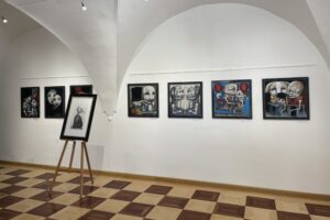 26.07.2025. Sandomierz. Wystawa malarstwa Piotra Kamieniarza / Fot. Grażyna Szlęzak-Wójcik - Radio Kielce