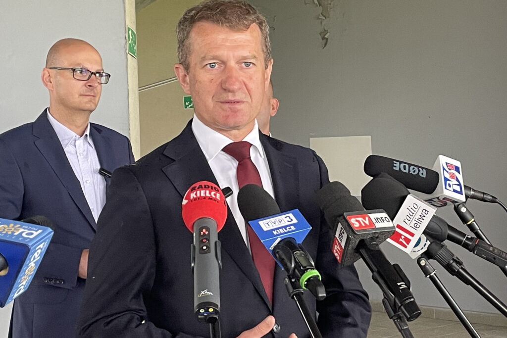 Miasto chce pieniądze na stadiony. Wiceminister proponuje powstanie nowej szkoły - Radio Kielce
