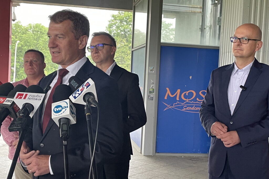Miasto chce pieniądze na stadiony. Wiceminister proponuje powstanie nowej szkoły - Radio Kielce