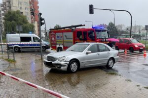 Kierowca pod kołami mercedesa po zderzeniu z autobusem