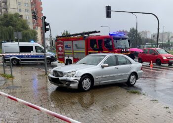 Kierowca pod kołami mercedesa po zderzeniu z autobusem