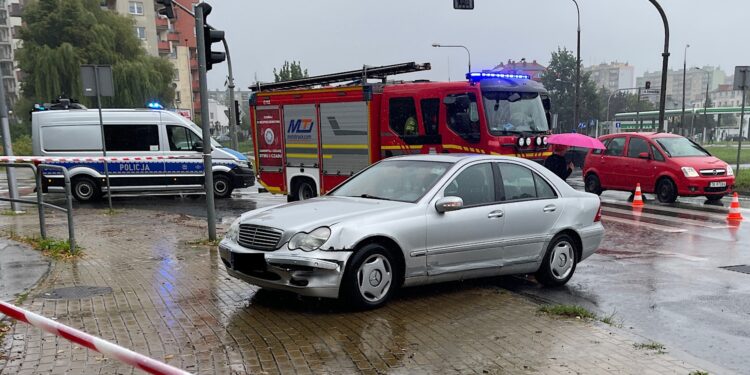 Kierowca pod kołami mercedesa po zderzeniu z autobusem