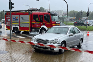 Kierowca pod kołami mercedesa po zderzeniu z autobusem - Radio Kielce