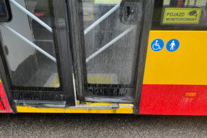 Kierowca pod kołami mercedesa po zderzeniu z autobusem - Radio Kielce