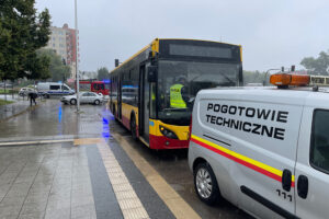 Kierowca pod kołami mercedesa po zderzeniu z autobusem - Radio Kielce
