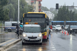 Kierowca pod kołami mercedesa po zderzeniu z autobusem - Radio Kielce