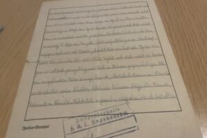 List więźniarki obozu w Ravensbruck odnaleziony w zbiorach księdza Walentego Ślusarczyka / Fot. Anna Głąb - Radio Kielce