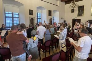 27.07.2025. Sandomierz. Wspólne śpiewanie piosenek żołnierskich pn. „Wolne śpiewanie” / Fot. Grażyna Szlęzak-Wójcik - Radio Kielce