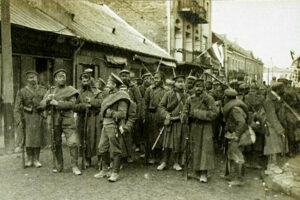 Kielce. Ulica Duża. 1914 r. Rosyjscy żołnierze na ulicy Dużej / źródło: fotopolska.eu