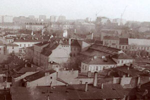 Kielce. Lata 1980-1981. Widok na wschód Kielc. W środku kamienice znajdujące się pomiędzy Rynkiem i ulicą Orlą / źródło: fotopolska.eu