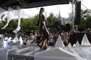 „Woda” na wybiegu. Offowi projektanci walczyli o miejsce w finale - Radio Kielce