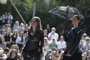 „Woda” na wybiegu. Offowi projektanci walczyli o miejsce w finale - Radio Kielce