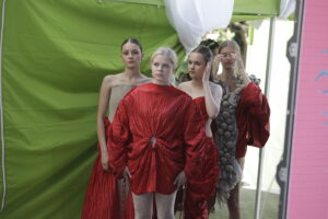 „Woda” na wybiegu. Offowi projektanci walczyli o miejsce w finale - Radio Kielce