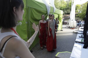 „Woda” na wybiegu. Offowi projektanci walczyli o miejsce w finale - Radio Kielce