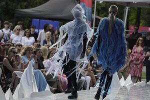 „Woda” na wybiegu. Offowi projektanci walczyli o miejsce w finale - Radio Kielce