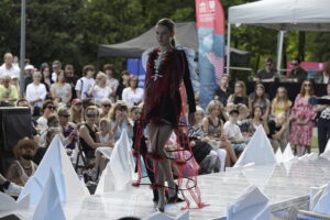 „Woda” na wybiegu. Offowi projektanci walczyli o miejsce w finale - Radio Kielce