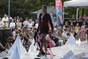 „Woda” na wybiegu. Offowi projektanci walczyli o miejsce w finale - Radio Kielce