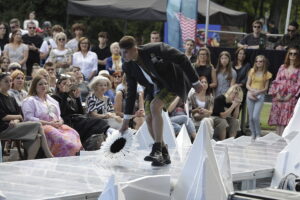 „Woda” na wybiegu. Offowi projektanci walczyli o miejsce w finale - Radio Kielce