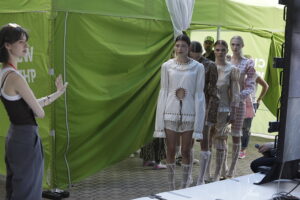 „Woda” na wybiegu. Offowi projektanci walczyli o miejsce w finale - Radio Kielce