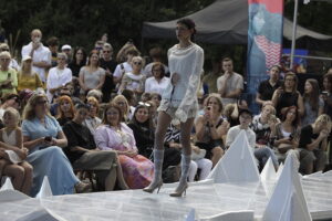 „Woda” na wybiegu. Offowi projektanci walczyli o miejsce w finale - Radio Kielce