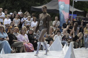 „Woda” na wybiegu. Offowi projektanci walczyli o miejsce w finale - Radio Kielce