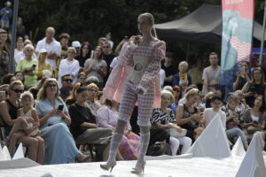 „Woda” na wybiegu. Offowi projektanci walczyli o miejsce w finale - Radio Kielce