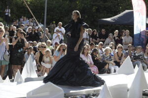 „Woda” na wybiegu. Offowi projektanci walczyli o miejsce w finale - Radio Kielce