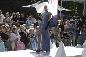 „Woda” na wybiegu. Offowi projektanci walczyli o miejsce w finale - Radio Kielce