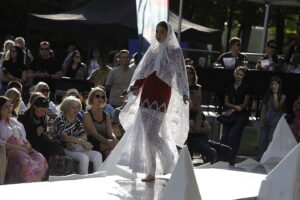 „Woda” na wybiegu. Offowi projektanci walczyli o miejsce w finale - Radio Kielce