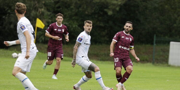 09.07.2025 Kielce. Sparing Korona Kielce - Stal Rzeszów. Na zdjęciu ( z lewej, w tle): Tamar Svetlin, (z prawej): Nono / Fot. Jarosław Kubalski - Radio Kielce
