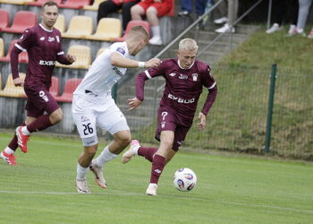 09.07.2025 Kielce. Sparing Korona Kielce - Stal Rzeszów. Na zdjęciu (z lewej): Konrad Matuszewski, (z prawej): Dawid Błanik / Fot. Jarosław Kubalski - Radio Kielce