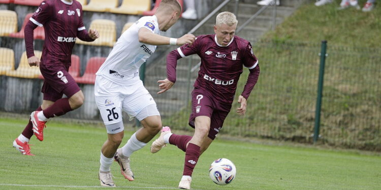 09.07.2025 Kielce. Sparing Korona Kielce - Stal Rzeszów. Na zdjęciu (z lewej): Konrad Matuszewski, (z prawej): Dawid Błanik / Fot. Jarosław Kubalski - Radio Kielce