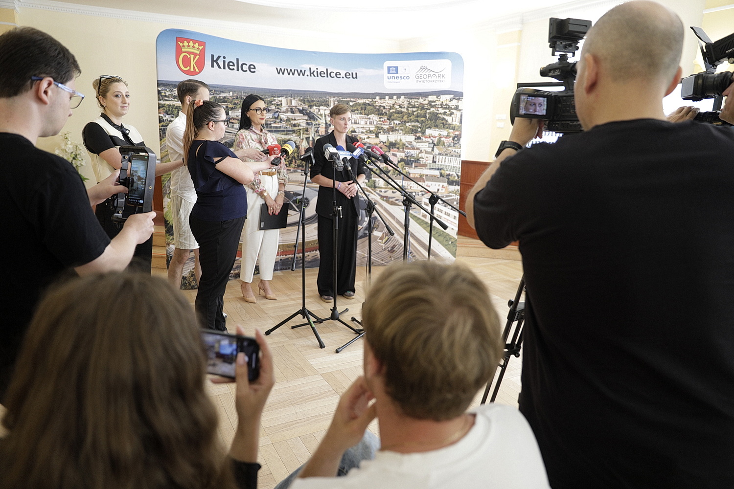Kielce chcą wziąć kredyt, by płacić niższe raty - Radio Kielce 15.07.2025 Kielce. UM. Konferencja prasowa z udziałem prezydentki Agaty Wojdy / Fot. Jarosław Kubalski - Radio Kielce