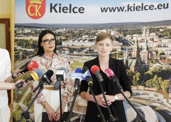 15.07.2025 Kielce. UM. Skarbnik miasta Marzena Bzymek i prezydent Kielc Agata Wojda podczas konferencji prasowej / Fot. Jarosław Kubalski - Radio Kielce