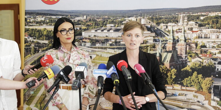 15.07.2025 Kielce. UM. Skarbnik miasta Marzena Bzymek i prezydent Kielc Agata Wojda podczas konferencji prasowej / Fot. Jarosław Kubalski - Radio Kielce