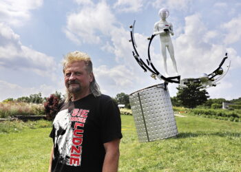 15.07.2025 Kielce. Sławomir Micek - instalacja poświęcona polskiemu kosmonaucie Sławoszowi Uznańskiemu-Wiśniewskiemu / Fot. Jarosław Kubalski - Radio Kielce